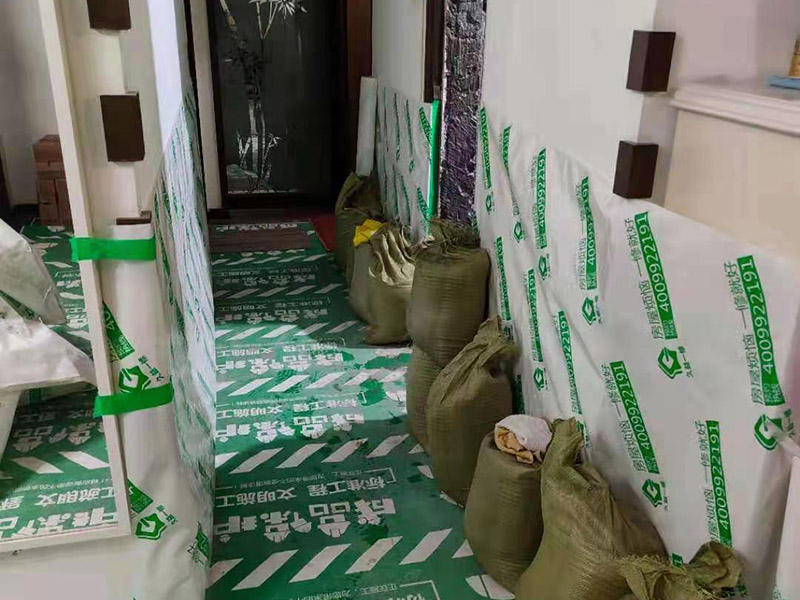 浴室防水成品保護：衛(wèi)生間洗浴時會濺水到鄰近的墻上，如沒有防水層的保護，隔壁墻和對頂角墻易潮濕發(fā)生霉變。所以一定要在鋪墻面瓷磚之前，做好墻面防水，一般防水處理中墻面要做30厘米高的防水處理，但是非承重的輕體墻，就要將整面墻做防水，至少也要做到1.8米高。 在鋪地磚之前，就一定要做好防水工程；在瓷磚鋪設(shè)之后，要保證磚面有一個泄水坡度(一般以1%左右為宜)，坡度朝向地漏，有利于廢水排放。 為了有好的防水效果，防水涂料一定要涂刷三遍，單組分環(huán)保型聚氨酯涂料的干透期在3~4天左右，如果在陰雨天涂刷防水材料，防水