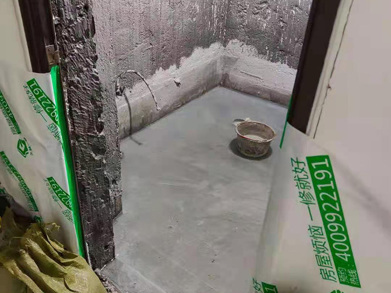 浴室防水成品保護：衛(wèi)生間洗浴時會濺水到鄰近的墻上，如沒有防水層的保護，隔壁墻和對頂角墻易潮濕發(fā)生霉變。所以一定要在鋪墻面瓷磚之前，做好墻面防水，一般防水處理中墻面要做30厘米高的防水處理，但是非承重的輕體墻，就要將整面墻做防水，至少也要做到1.8米高。 在鋪地磚之前，就一定要做好防水工程；在瓷磚鋪設(shè)之后，要保證磚面有一個泄水坡度(一般以1%左右為宜)，坡度朝向地漏，有利于廢水排放。 為了有好的防水效果，防水涂料一定要涂刷三遍，單組分環(huán)保型聚氨酯涂料的干透期在3~4天左右，如果在陰雨天涂刷防水材料，防水