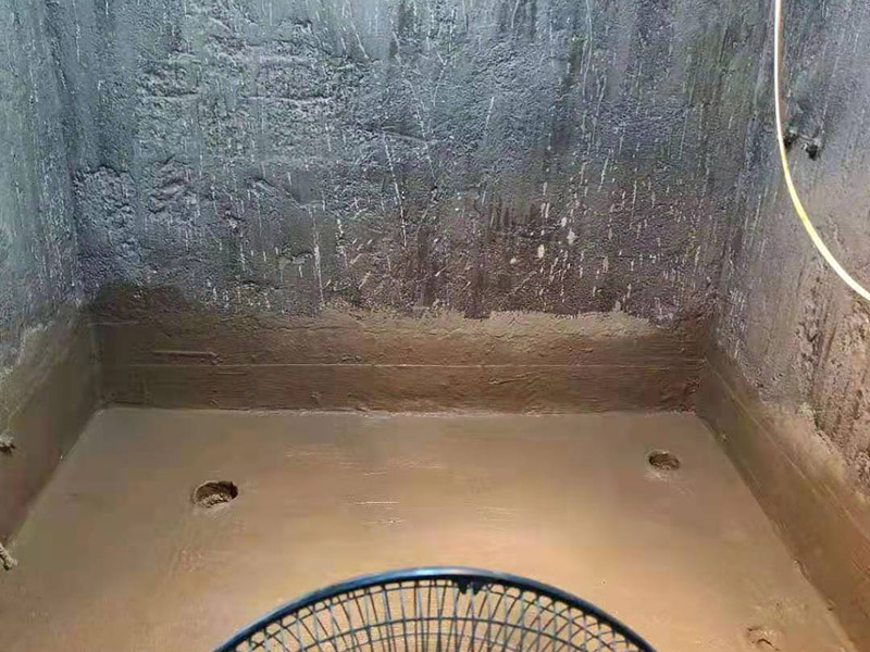 浴室防水成品保護：衛(wèi)生間洗浴時會濺水到鄰近的墻上，如沒有防水層的保護，隔壁墻和對頂角墻易潮濕發(fā)生霉變。所以一定要在鋪墻面瓷磚之前，做好墻面防水，一般防水處理中墻面要做30厘米高的防水處理，但是非承重的輕體墻，就要將整面墻做防水，至少也要做到1.8米高。 在鋪地磚之前，就一定要做好防水工程；在瓷磚鋪設(shè)之后，要保證磚面有一個泄水坡度(一般以1%左右為宜)，坡度朝向地漏，有利于廢水排放。 為了有好的防水效果，防水涂料一定要涂刷三遍，單組分環(huán)保型聚氨酯涂料的干透期在3~4天左右，如果在陰雨天涂刷防水材料，防水