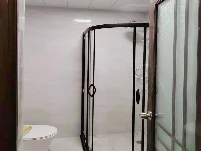 浴室貼磚裝修:把還沒有涂抹水泥的地磚鋪在地上，把它們敲平，然后在地磚上涂滿水泥，鋪在地面，保持四塊磚的對(duì)角位置對(duì)齊。 鋪瓷磚的順序其實(shí)也是有不少講究的，鋪地磚的時(shí)候應(yīng)該從內(nèi)向外貼，遇到坡度或者有地漏的地方，還要注意排水方向找坡；墻面磚的鋪貼應(yīng)該從下向上進(jìn)行。為了最后的鋪貼效果美觀，最底層的瓷磚要最后貼；墻面磚鋪貼結(jié)束以后還要壓地磚。 這里要注意的是，貼瓷磚的時(shí)候不能一面墻貼到頂，否則由于瓷磚較重容易引起脫落。鋪好了地磚盡量不要去踩。 因?yàn)榇纱u本身有許多小孔，吸水能力強(qiáng)，干燥的瓷磚會(huì)吸干水泥的水分.