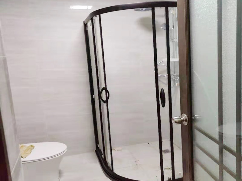 浴室貼磚裝修:把還沒有涂抹水泥的地磚鋪在地上，把它們敲平，然后在地磚上涂滿水泥，鋪在地面，保持四塊磚的對(duì)角位置對(duì)齊。 鋪瓷磚的順序其實(shí)也是有不少講究的，鋪地磚的時(shí)候應(yīng)該從內(nèi)向外貼，遇到坡度或者有地漏的地方，還要注意排水方向找坡；墻面磚的鋪貼應(yīng)該從下向上進(jìn)行。為了最后的鋪貼效果美觀，最底層的瓷磚要最后貼；墻面磚鋪貼結(jié)束以后還要壓地磚。 這里要注意的是，貼瓷磚的時(shí)候不能一面墻貼到頂，否則由于瓷磚較重容易引起脫落。鋪好了地磚盡量不要去踩。 因?yàn)榇纱u本身有許多小孔，吸水能力強(qiáng)，干燥的瓷磚會(huì)吸干水泥的水分.