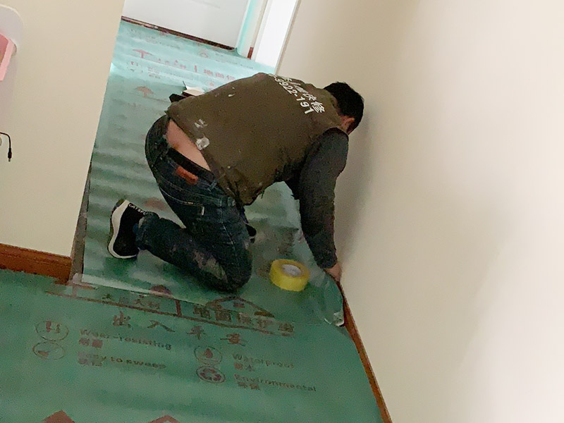 走廊地面成品保護：成品 保護的目的 為加快先進技術(shù)與現(xiàn)代管理方法和手段在項目的運用，努力降低成本，提高工程質(zhì)量，確保全面實現(xiàn)對業(yè)主的承諾。施工現(xiàn)場隨著施工進行，成品保護工作顯得尤為重要，做好成品保護工作，是在施工過程中要對已完工分項進行保護，否則一旦造成損壞，將會增加修復(fù)工作，帶來工、料浪費、工期拖延及經(jīng)濟損失。因此成品保護是施工管理重要組織部分，是保證施工生產(chǎn)順利進行的主要環(huán)節(jié)。