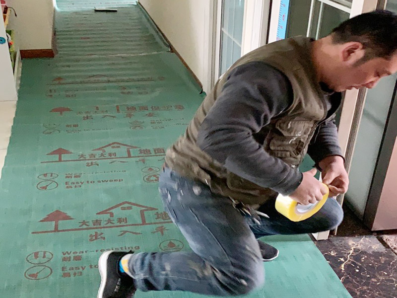 走廊地面成品保護：成品 保護的目的 為加快先進技術(shù)與現(xiàn)代管理方法和手段在項目的運用，努力降低成本，提高工程質(zhì)量，確保全面實現(xiàn)對業(yè)主的承諾。施工現(xiàn)場隨著施工進行，成品保護工作顯得尤為重要，做好成品保護工作，是在施工過程中要對已完工分項進行保護，否則一旦造成損壞，將會增加修復(fù)工作，帶來工、料浪費、工期拖延及經(jīng)濟損失。因此成品保護是施工管理重要組織部分，是保證施工生產(chǎn)順利進行的主要環(huán)節(jié)。