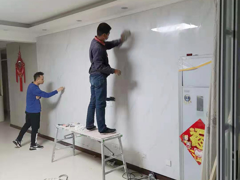 墻磚翻新成品保護：瓷磚、地板的鋪裝，也屬于基礎裝修的部分，經(jīng)常發(fā)現(xiàn)瓷磚施工時和施工后都沒有做成品保護工作，具體的表現(xiàn)有：瓷磚邊鋪邊勾縫，在剛鋪的瓷磚、地板上堆放雜物、剛鋪的瓷磚就在上面走動踩踏，地面瓷磚、地板沒有使用成品保護膜覆蓋等，這些都會影響瓷磚的鋪貼效果，造成瓷磚的施工質量問題。 1、墻地面瓷磚，在鋪貼未干固的情況下，不要急于勾縫，以免人為地造成瓷磚松動、高低不平，影響施工效果。 2、地面瓷磚干固前，不要在上面走動、堆放雜物，以免造成瓷磚松動、高低不平。 3、地面瓷磚鋪貼完后，好使用成品保護膜覆蓋磚面，既可以防止裝修時的沙子磨傷地面，同時也能有效地防止油漆涂料等有色液體滴落磚面，造成地面污染。