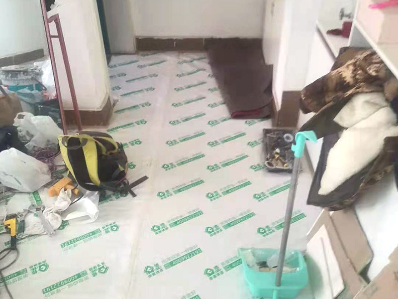 墻磚翻新成品保護：瓷磚、地板的鋪裝，也屬于基礎裝修的部分，經(jīng)常發(fā)現(xiàn)瓷磚施工時和施工后都沒有做成品保護工作，具體的表現(xiàn)有：瓷磚邊鋪邊勾縫，在剛鋪的瓷磚、地板上堆放雜物、剛鋪的瓷磚就在上面走動踩踏，地面瓷磚、地板沒有使用成品保護膜覆蓋等，這些都會影響瓷磚的鋪貼效果，造成瓷磚的施工質量問題。 1、墻地面瓷磚，在鋪貼未干固的情況下，不要急于勾縫，以免人為地造成瓷磚松動、高低不平，影響施工效果。 2、地面瓷磚干固前，不要在上面走動、堆放雜物，以免造成瓷磚松動、高低不平。 3、地面瓷磚鋪貼完后，好使用成品保護膜覆蓋磚面，既可以防止裝修時的沙子磨傷地面，同時也能有效地防止油漆涂料等有色液體滴落磚面，造成地面污染。