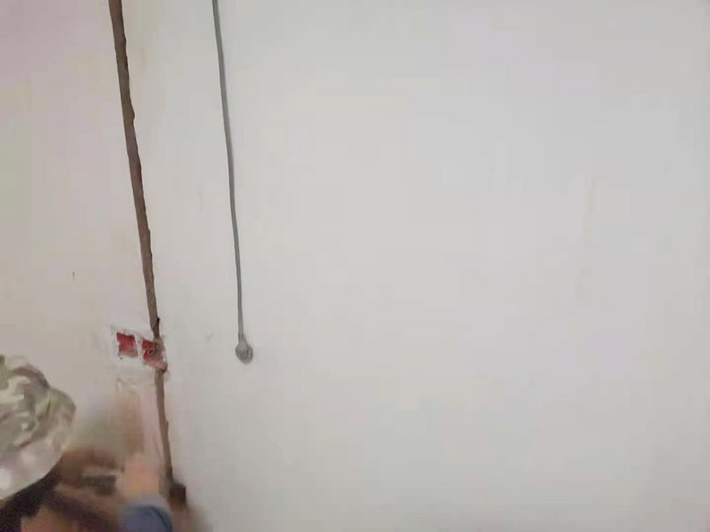 墻面電路改造：要用電需求進(jìn)行定位，完成定位之后，師傅會(huì)按照定位和電路走向，進(jìn)行開槽布線，開的槽要橫平豎直，布線都是使用線管進(jìn)行暗埋，有PVC和冷彎管兩種，冷彎管彎曲效果很好，不會(huì)斷裂，是布線不錯(cuò)的選擇，它的轉(zhuǎn)角有一定弧度，線可以隨便更換，不需要開墻。 如果選擇冷彎管的話，需要借助彎管工具，弧度是線管直徑的十倍，這樣穿線或拆線，才能暢通無阻。