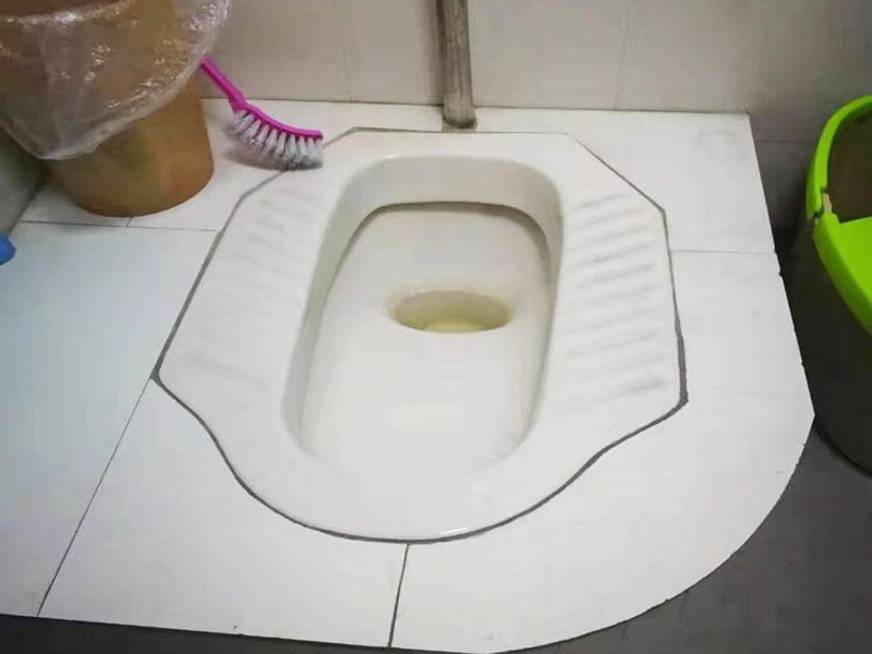 蹲便改坐便地面補(bǔ)瓷磚：干鋪法是將沙子和水泥按照3：1的比例混合后兌少量的水，使水泥和沙子混合到可以用手攥成團(tuán)的黏稠度。將混合好的沙子水泥鋪在地面上，用一個(gè)平板把表面摸平。在瓷磚背面抹上黏稠度非常高的水泥，把瓷磚放到地面上，用橡皮錘敲實(shí)就完成了,主要用于地面瓷磚的鋪裝. 濕鋪法，是將沙子和水泥按照2：1的比例混合后兌水和好，水的量要多一些，使沙子和水泥的黏稠度高一些。然后涂抹到用水浸泡好的瓷磚背面貼到墻面上。濕鋪發(fā)主要應(yīng)用與墻面。