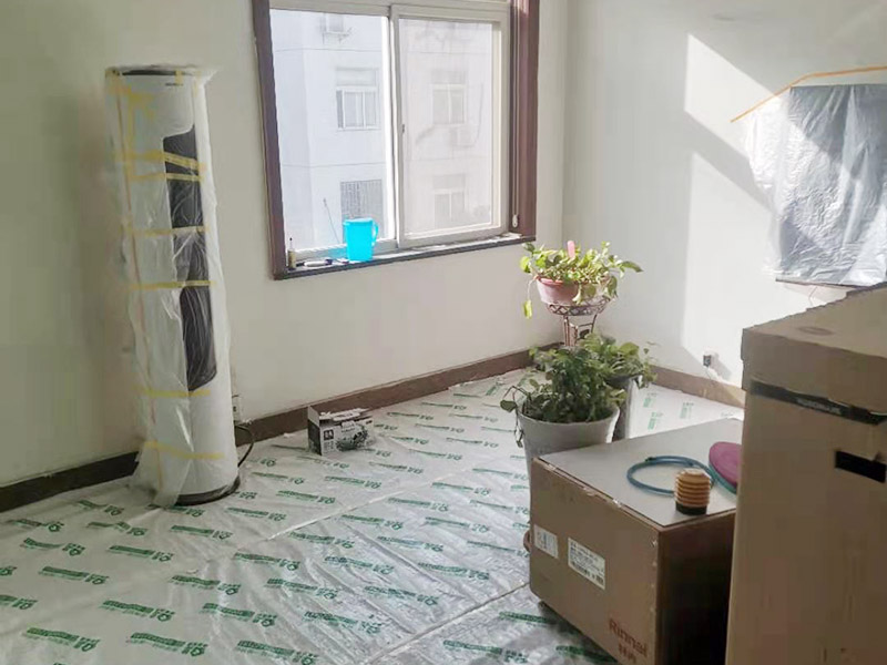 鏟墻皮成品保護(hù)：首先要將墻面全部用水浸濕，一般會(huì)使用滾輪將墻面滾一遍水，在要鏟的地方不斷地滾動(dòng)，這樣大約過(guò)十幾分鐘，就開(kāi)始用鏟子鏟剛才滾濕的地方。要一層一層地鏟，這當(dāng)中可能會(huì)遇到乳膠漆層，或者膠水層，還有膩?zhàn)訉?。如果碰到了一些防水膩?zhàn)硬缓门脑捑托枰蚰C(jī)了。