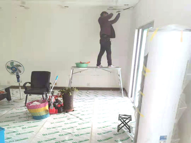 鏟墻皮成品保護(hù)：首先要將墻面全部用水浸濕，一般會(huì)使用滾輪將墻面滾一遍水，在要鏟的地方不斷地滾動(dòng)，這樣大約過(guò)十幾分鐘，就開(kāi)始用鏟子鏟剛才滾濕的地方。要一層一層地鏟，這當(dāng)中可能會(huì)遇到乳膠漆層，或者膠水層，還有膩?zhàn)訉印Ｈ绻龅搅艘恍┓浪佔(zhàn)硬缓门脑捑托枰蚰C(jī)了。