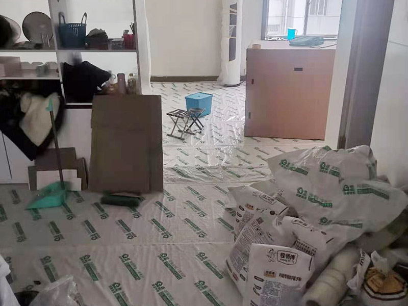 鏟墻皮成品保護(hù)：首先要將墻面全部用水浸濕，一般會(huì)使用滾輪將墻面滾一遍水，在要鏟的地方不斷地滾動(dòng)，這樣大約過(guò)十幾分鐘，就開(kāi)始用鏟子鏟剛才滾濕的地方。要一層一層地鏟，這當(dāng)中可能會(huì)遇到乳膠漆層，或者膠水層，還有膩?zhàn)訉?。如果碰到了一些防水膩?zhàn)硬缓门脑捑托枰蚰C(jī)了。