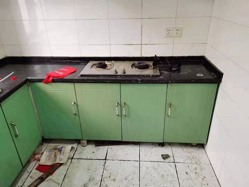 櫥柜維修翻新：1.清潔櫥柜表面，泥垢等用鋼絲球和砂紙打磨干凈。先貼桌面和抽屜面。 2.貼好桌面和抽屜面之后，為了保證黏貼的效果，邊緣處用透明膠帶粘牢，注意用美工刀把把手挖出來。 3.將抽屜拿出來，用木紋紙貼抽屜框。 4.貼好后用塑料刮板刮平，然后用透明膠帶封邊。 5.依次將所有表面貼上木紋紙，然后用透明膠帶封邊，大功告成了。