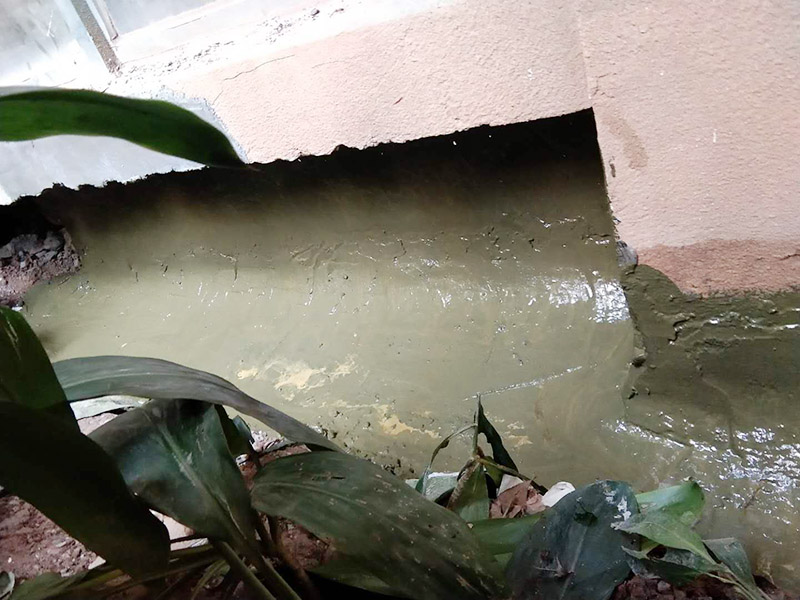 水溝刷防水維修：鋪設(shè)柔性防水層，選擇涂料或卷材都可以。其施工條件要求基面含水率不大于9%，所以適宜在天氣炎熱且連晴5天以后的夏季施工。完工后，應(yīng)做蓄水實(shí)驗(yàn)。如做涂料防水，以一布兩涂為例：清理干凈基層后，滿刷一遍涂料，干燥成膜后，鋪設(shè)一層玻纖布胎體增強(qiáng)材料，并在已展平的表面上滿刷一層涂料固定，干燥后進(jìn)行下一遍涂料施工。防水涂膜的總厚度應(yīng)在3毫米以上。如做防水卷材施工，清理干凈基層后，在卷材反面和基層刷粘結(jié)膠，按彈好的基準(zhǔn)線由遠(yuǎn)而近的粘貼、輥壓，最后做接縫收頭檢查處理。