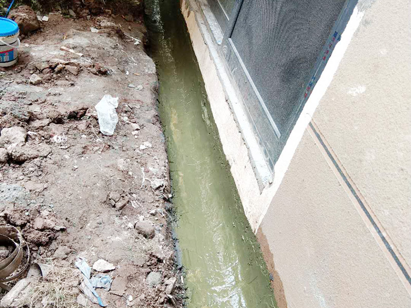 水溝刷防水維修：鋪設(shè)柔性防水層，選擇涂料或卷材都可以。其施工條件要求基面含水率不大于9%，所以適宜在天氣炎熱且連晴5天以后的夏季施工。完工后，應(yīng)做蓄水實(shí)驗(yàn)。如做涂料防水，以一布兩涂為例：清理干凈基層后，滿刷一遍涂料，干燥成膜后，鋪設(shè)一層玻纖布胎體增強(qiáng)材料，并在已展平的表面上滿刷一層涂料固定，干燥后進(jìn)行下一遍涂料施工。防水涂膜的總厚度應(yīng)在3毫米以上。如做防水卷材施工，清理干凈基層后，在卷材反面和基層刷粘結(jié)膠，按彈好的基準(zhǔn)線由遠(yuǎn)而近的粘貼、輥壓，最后做接縫收頭檢查處理。