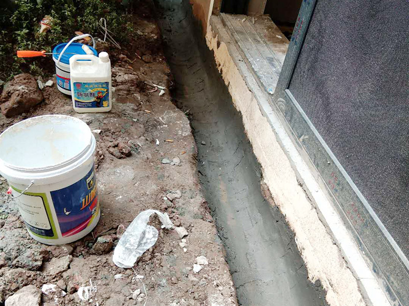 水溝刷防水維修：鋪設(shè)柔性防水層，選擇涂料或卷材都可以。其施工條件要求基面含水率不大于9%，所以適宜在天氣炎熱且連晴5天以后的夏季施工。完工后，應(yīng)做蓄水實(shí)驗(yàn)。如做涂料防水，以一布兩涂為例：清理干凈基層后，滿刷一遍涂料，干燥成膜后，鋪設(shè)一層玻纖布胎體增強(qiáng)材料，并在已展平的表面上滿刷一層涂料固定，干燥后進(jìn)行下一遍涂料施工。防水涂膜的總厚度應(yīng)在3毫米以上。如做防水卷材施工，清理干凈基層后，在卷材反面和基層刷粘結(jié)膠，按彈好的基準(zhǔn)線由遠(yuǎn)而近的粘貼、輥壓，最后做接縫收頭檢查處理。