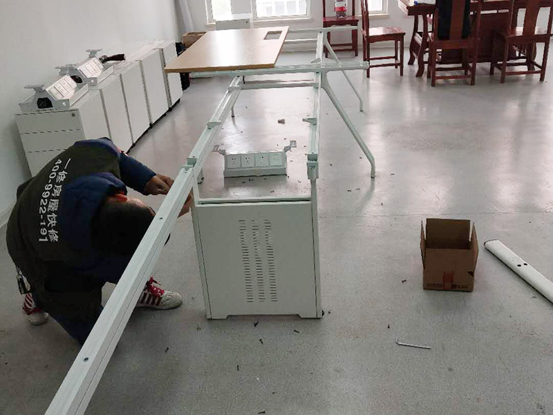 房屋局部改造裝修:一是開裂剝落，因為年代已久，墻面表層老化變脆，當(dāng)然也有使用劣質(zhì)涂料導(dǎo)致這種問題發(fā)生。 二是發(fā)霉，常見于比較潮濕的地方，墻體等部位一旦發(fā)霉，以前的石膏底可能由于水汽都有空鼓脫殼。 三是粉化，施工溫度低、墻粉稀釋過量、施工涂層太薄、沒有使用底漆、底材疏松等，都可能導(dǎo)致粉。 四是光澤上升，頻繁的擦洗、物體擦過墻面、涂料耐擦洗性能差都會導(dǎo)致墻面被打磨光滑，使表面光澤度增加。