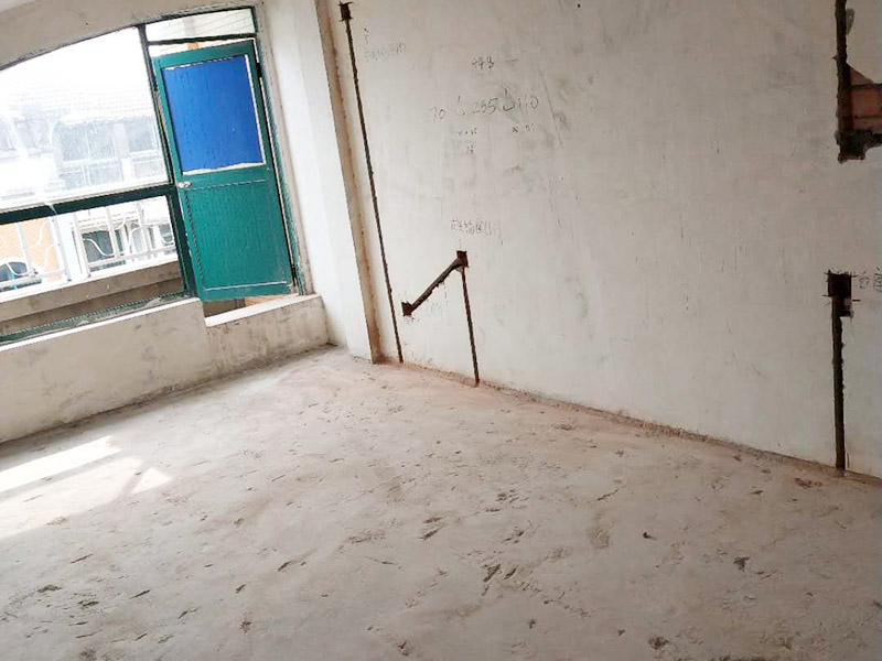 房屋局部改造裝修:一是開裂剝落，因為年代已久，墻面表層老化變脆，當(dāng)然也有使用劣質(zhì)涂料導(dǎo)致這種問題發(fā)生。 二是發(fā)霉，常見于比較潮濕的地方，墻體等部位一旦發(fā)霉，以前的石膏底可能由于水汽都有空鼓脫殼。 三是粉化，施工溫度低、墻粉稀釋過量、施工涂層太薄、沒有使用底漆、底材疏松等，都可能導(dǎo)致粉。 四是光澤上升，頻繁的擦洗、物體擦過墻面、涂料耐擦洗性能差都會導(dǎo)致墻面被打磨光滑，使表面光澤度增加。