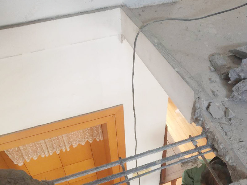 房屋局部改造裝修:一是開裂剝落，因為年代已久，墻面表層老化變脆，當(dāng)然也有使用劣質(zhì)涂料導(dǎo)致這種問題發(fā)生。 二是發(fā)霉，常見于比較潮濕的地方，墻體等部位一旦發(fā)霉，以前的石膏底可能由于水汽都有空鼓脫殼。 三是粉化，施工溫度低、墻粉稀釋過量、施工涂層太薄、沒有使用底漆、底材疏松等，都可能導(dǎo)致粉。 四是光澤上升，頻繁的擦洗、物體擦過墻面、涂料耐擦洗性能差都會導(dǎo)致墻面被打磨光滑，使表面光澤度增加。