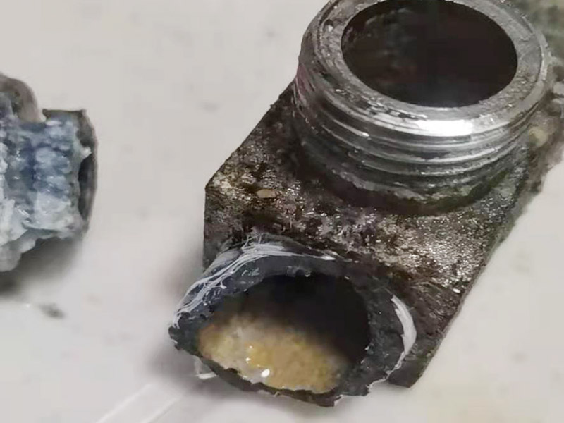 洗面盆角閥斷了：首先我們需要使用鋸條將斷在墻壁里的角閥部分鋸上三、四到槽,然后我們在運(yùn)用起子將角閥給敲出來了,這樣就可以了。但是在這個(gè)過程中需要提醒大家的是:我們應(yīng)當(dāng)在使用鋸子鋸的時(shí)候要小心不能傷了水管里面的絲扣。我鋸的時(shí)候在上下左右各鋸了一條槽,把左邊的絲紋傷了一點(diǎn),纏上四氟帶就沒有太大關(guān)系了。