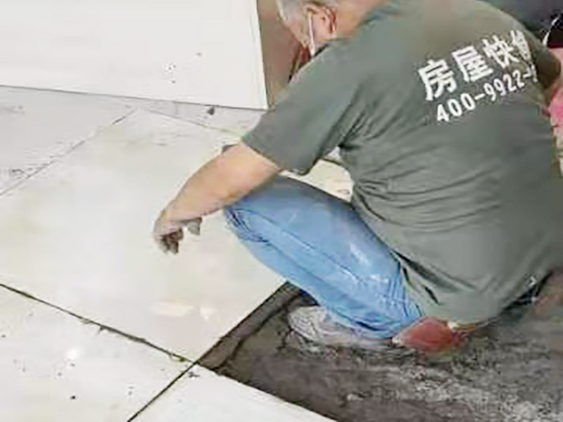 客廳地磚鋪貼：室內(nèi)地面的基層一定要處理干凈，如果有高低不平的地方要先鑿平與修補(bǔ)，基層要清潔好，不能夠有砂漿、白灰砂漿灰、油漬等，同時用水濕潤地面。如果鋪貼的是瓷質(zhì)磚，那一定要安放好標(biāo)準(zhǔn)塊，將其安放在十字線的交點(diǎn)，對角安裝。在進(jìn)行鋪裝操作的時候要每行依次的掛線，瓷質(zhì)磚地面鋪裝后的養(yǎng)護(hù)十分重要，在安裝24小時之后一定要灑水進(jìn)行養(yǎng)護(hù)，等鋪貼完成之后要覆蓋鋸末養(yǎng)護(hù)。瓷磚一定要浸水陰干，避免影響到凝結(jié)櫻花，導(dǎo)致發(fā)生空鼓和起殼等問題，鋪貼完成之后的2到3天內(nèi)不能夠踩踏。