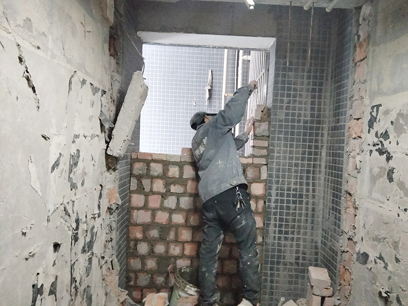 門洞砌磚施工：首先準(zhǔn)備好材料，門洞一定要做頂梁，所以鋼筋不能少。沙子要中沙、河沙。水泥注意保質(zhì)期。磚最好用輕質(zhì)磚。攪拌好水泥沙后，開始砌墻。要先訂好門洞兩邊的磚的位置，先砌好他們，再在此基礎(chǔ)上砌就很快了。