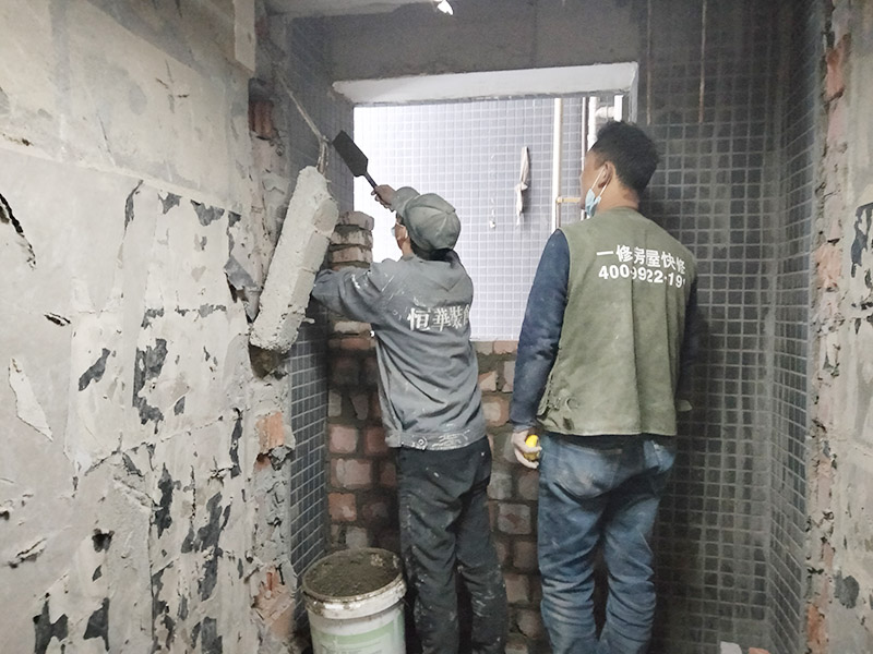 門洞砌磚施工：首先準(zhǔn)備好材料，門洞一定要做頂梁，所以鋼筋不能少。沙子要中沙、河沙。水泥注意保質(zhì)期。磚最好用輕質(zhì)磚。攪拌好水泥沙后，開始砌墻。要先訂好門洞兩邊的磚的位置，先砌好他們，再在此基礎(chǔ)上砌就很快了。