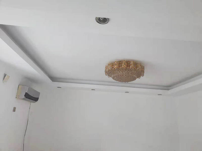 墻面翻新裝修：墻面如果出現(xiàn)細(xì)微白色粉末，說(shuō)明墻內(nèi)鹽分在析出，這時(shí)候建議大家可以用尼龍刷或鐵刷將其刷除，在觀察幾天，確定不再有白色粉末析出，且待水泥墻面干燥磨平，便可上漆。若水泥墻表面白色粉末多且不斷析出，將其清理后，可先上一道墻面底漆，預(yù)防日后鹽分侵蝕，形成壁癌。也不要在三個(gè)月內(nèi)使用油性涂料或不透水的壁紙涂刷或裝修。用批土刀來(lái)修整墻體的表面，有的墻面會(huì)出現(xiàn)污漬、開裂、起泡等現(xiàn)象，都要及時(shí)做處理。墻面涂刷的時(shí)候應(yīng)該先從頂部開始再往下刷，否則會(huì)造成油漆滴落弄花已完成的墻面。