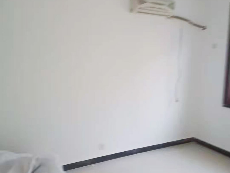 墻面翻新裝修：墻面如果出現(xiàn)細(xì)微白色粉末，說(shuō)明墻內(nèi)鹽分在析出，這時(shí)候建議大家可以用尼龍刷或鐵刷將其刷除，在觀察幾天，確定不再有白色粉末析出，且待水泥墻面干燥磨平，便可上漆。若水泥墻表面白色粉末多且不斷析出，將其清理后，可先上一道墻面底漆，預(yù)防日后鹽分侵蝕，形成壁癌。也不要在三個(gè)月內(nèi)使用油性涂料或不透水的壁紙涂刷或裝修。用批土刀來(lái)修整墻體的表面，有的墻面會(huì)出現(xiàn)污漬、開裂、起泡等現(xiàn)象，都要及時(shí)做處理。墻面涂刷的時(shí)候應(yīng)該先從頂部開始再往下刷，否則會(huì)造成油漆滴落弄花已完成的墻面。