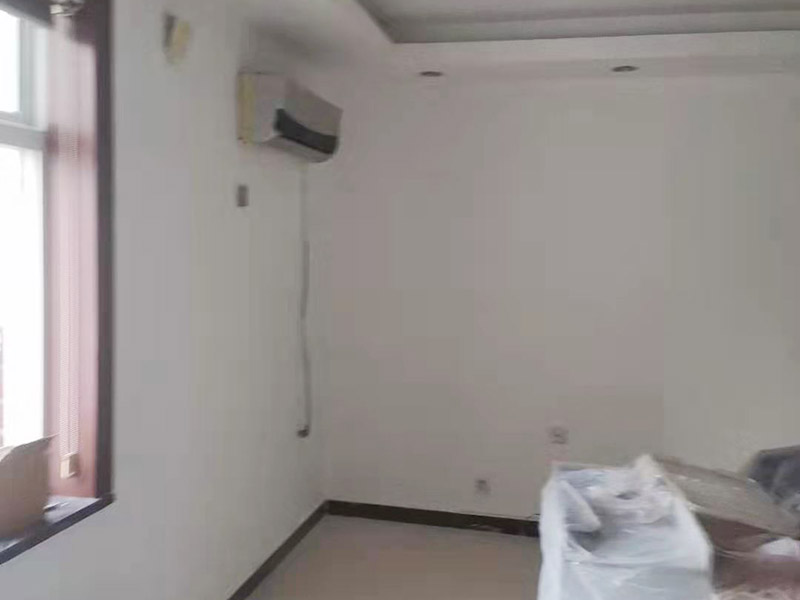 墻面翻新裝修：墻面如果出現(xiàn)細(xì)微白色粉末，說(shuō)明墻內(nèi)鹽分在析出，這時(shí)候建議大家可以用尼龍刷或鐵刷將其刷除，在觀察幾天，確定不再有白色粉末析出，且待水泥墻面干燥磨平，便可上漆。若水泥墻表面白色粉末多且不斷析出，將其清理后，可先上一道墻面底漆，預(yù)防日后鹽分侵蝕，形成壁癌。也不要在三個(gè)月內(nèi)使用油性涂料或不透水的壁紙涂刷或裝修。用批土刀來(lái)修整墻體的表面，有的墻面會(huì)出現(xiàn)污漬、開裂、起泡等現(xiàn)象，都要及時(shí)做處理。墻面涂刷的時(shí)候應(yīng)該先從頂部開始再往下刷，否則會(huì)造成油漆滴落弄花已完成的墻面。