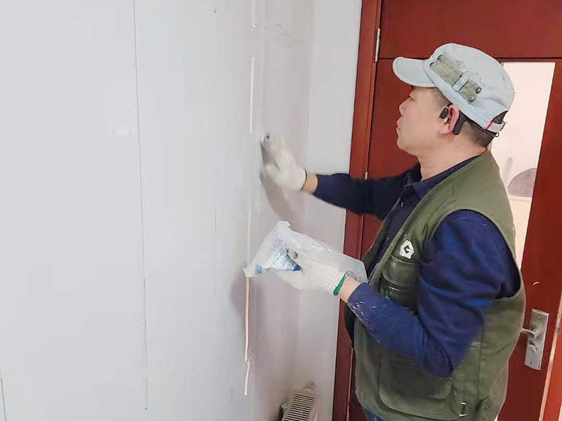 墻磚起翹維修：當(dāng)瓷磚起翹了我們要將其他的瓷磚全部都拆卸下來，并且要保證瓷磚底下的基層干凈干燥，接著根據(jù)相應(yīng)的比例調(diào)和水泥和黃沙。 在攪拌的時(shí)候可以利用攪拌泵將兩者攪拌均勻，鋪設(shè)地磚的水泥應(yīng)該要用425以上的水泥沙子，選擇粗紗根據(jù)1:2的比例進(jìn)行調(diào)配，同時(shí)要預(yù)留一毫米的伸縮縫。 接著將攪拌好的材料倒入空格中鋪上一層攪拌好的砂漿，厚度按照周圍的程度為基準(zhǔn)，避免出現(xiàn)鋪設(shè)過高或者過低的情況，最后再將瓷磚放上去，輕輕的壓實(shí)，直到和周圍一個(gè)高度就行了。