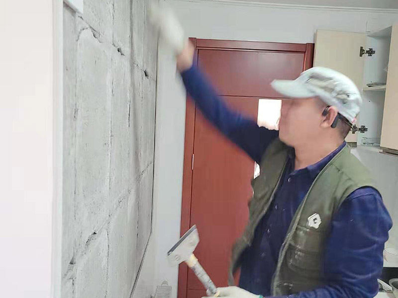 墻磚起翹維修：當(dāng)瓷磚起翹了我們要將其他的瓷磚全部都拆卸下來，并且要保證瓷磚底下的基層干凈干燥，接著根據(jù)相應(yīng)的比例調(diào)和水泥和黃沙。 在攪拌的時(shí)候可以利用攪拌泵將兩者攪拌均勻，鋪設(shè)地磚的水泥應(yīng)該要用425以上的水泥沙子，選擇粗紗根據(jù)1:2的比例進(jìn)行調(diào)配，同時(shí)要預(yù)留一毫米的伸縮縫。 接著將攪拌好的材料倒入空格中鋪上一層攪拌好的砂漿，厚度按照周圍的程度為基準(zhǔn)，避免出現(xiàn)鋪設(shè)過高或者過低的情況，最后再將瓷磚放上去，輕輕的壓實(shí)，直到和周圍一個(gè)高度就行了。