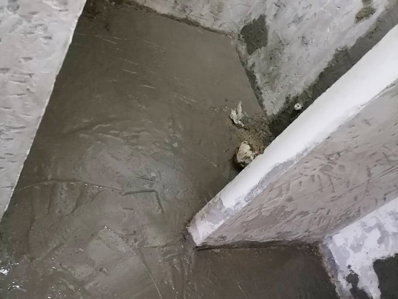 衛(wèi)生間防水維修: 鏟除原有的墻磚和地磚，這個步驟主要是針對老房二次裝修的，如果是新房可以跳過這個步驟，一般使用灰刀就可以，刮板也可以將原有的地磚鏟除掉。墻面將水電改造開槽用水泥封堵基層清理，細部附加層施工，在管根、地漏、陰陽角、等容易漏水的薄弱部位均勻涂刷，涂刷防水涂料兩遍，縱向橫向各涂刷一遍，做保護層，待防水干燥后放水做48小時閉水試驗。