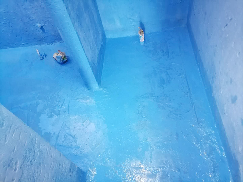 衛(wèi)生間防水維修: 鏟除原有的墻磚和地磚，這個步驟主要是針對老房二次裝修的，如果是新房可以跳過這個步驟，一般使用灰刀就可以，刮板也可以將原有的地磚鏟除掉。墻面將水電改造開槽用水泥封堵基層清理，細部附加層施工，在管根、地漏、陰陽角、等容易漏水的薄弱部位均勻涂刷，涂刷防水涂料兩遍，縱向橫向各涂刷一遍，做保護層，待防水干燥后放水做48小時閉水試驗。