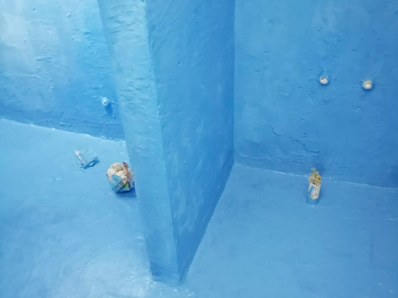 衛(wèi)生間防水維修: 鏟除原有的墻磚和地磚，這個步驟主要是針對老房二次裝修的，如果是新房可以跳過這個步驟，一般使用灰刀就可以，刮板也可以將原有的地磚鏟除掉。墻面將水電改造開槽用水泥封堵基層清理，細部附加層施工，在管根、地漏、陰陽角、等容易漏水的薄弱部位均勻涂刷，涂刷防水涂料兩遍，縱向橫向各涂刷一遍，做保護層，待防水干燥后放水做48小時閉水試驗。