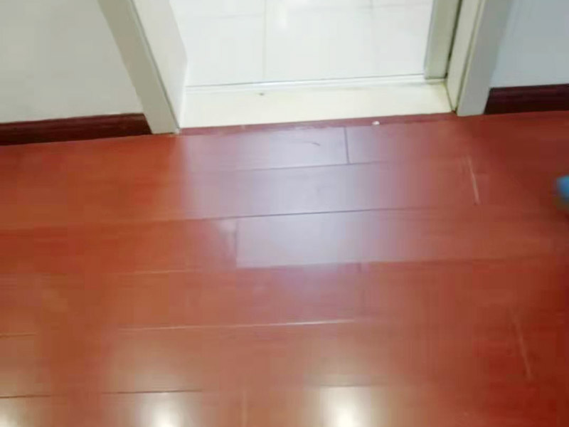 門(mén)框修復(fù)維修：由于天氣和環(huán)境的原因而造成木門(mén)開(kāi)裂的現(xiàn)象經(jīng)常發(fā)生，或者是在使用中由于不恰當(dāng)?shù)氖褂枚斐傻拈_(kāi)裂等現(xiàn)象經(jīng)常會(huì)出現(xiàn)，如果木門(mén)出現(xiàn)輕微的開(kāi)裂可以利用牙膏進(jìn)行修復(fù)，將牙膏涂抹在開(kāi)裂表面，待干燥的時(shí)候在表面涂抹上與木門(mén)相同的顏色，然后在其表面涂上指甲油，待過(guò)一段時(shí)間之前出現(xiàn)的裂縫就消失了。如果出現(xiàn)嚴(yán)重的裂紋就要請(qǐng)專業(yè)的人來(lái)維修。 在木門(mén)的正常使用中會(huì)出現(xiàn)門(mén)套與墻體出現(xiàn)縫隙，如果要是淺色系木門(mén)就會(huì)特別明顯，出現(xiàn)這種問(wèn)題的原因是因?yàn)榘惭b測(cè)量時(shí)沒(méi)有進(jìn)行精準(zhǔn)測(cè)量，這種情況如果是深色木門(mén)就不需要處理，如果要是淺色的話就需要用白色玻璃膠進(jìn)行修補(bǔ)。