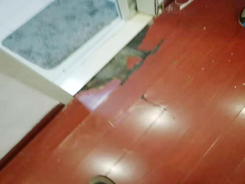 門(mén)框修復(fù)維修：由于天氣和環(huán)境的原因而造成木門(mén)開(kāi)裂的現(xiàn)象經(jīng)常發(fā)生，或者是在使用中由于不恰當(dāng)?shù)氖褂枚斐傻拈_(kāi)裂等現(xiàn)象經(jīng)常會(huì)出現(xiàn)，如果木門(mén)出現(xiàn)輕微的開(kāi)裂可以利用牙膏進(jìn)行修復(fù)，將牙膏涂抹在開(kāi)裂表面，待干燥的時(shí)候在表面涂抹上與木門(mén)相同的顏色，然后在其表面涂上指甲油，待過(guò)一段時(shí)間之前出現(xiàn)的裂縫就消失了。如果出現(xiàn)嚴(yán)重的裂紋就要請(qǐng)專業(yè)的人來(lái)維修。 在木門(mén)的正常使用中會(huì)出現(xiàn)門(mén)套與墻體出現(xiàn)縫隙，如果要是淺色系木門(mén)就會(huì)特別明顯，出現(xiàn)這種問(wèn)題的原因是因?yàn)榘惭b測(cè)量時(shí)沒(méi)有進(jìn)行精準(zhǔn)測(cè)量，這種情況如果是深色木門(mén)就不需要處理，如果要是淺色的話就需要用白色玻璃膠進(jìn)行修補(bǔ)。