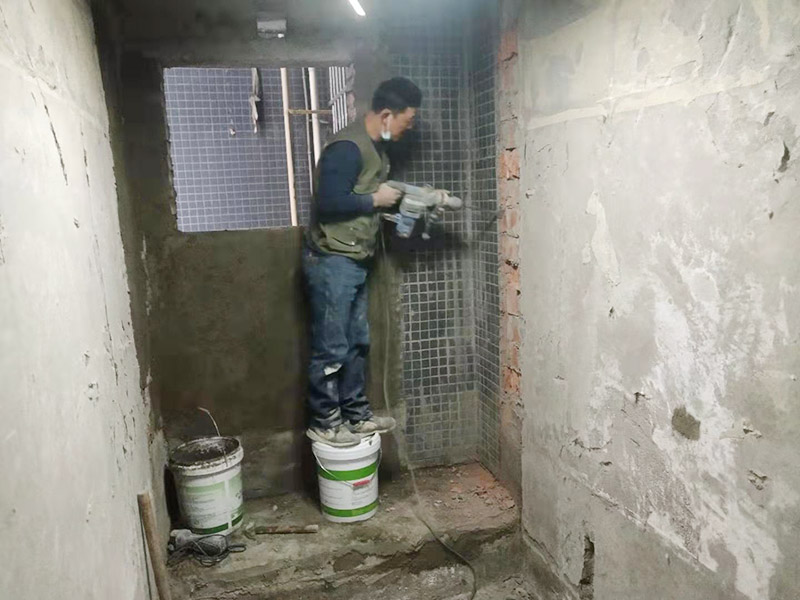 墻面線管打孔開槽：用切割機械及電錘將線槽開出。此過程要求工人對切割機使用熟練，才能嚴格按照線路裁切，還要細心謹慎，以防破壞其他墻面。設(shè)水管電線需要在墻面開槽，但是也要按照規(guī)范執(zhí)行，不然也會存在安全隱患。比如有的工人鋪設(shè)部分房間的電線時，直接在墻面橫向開槽，而且長度很大。一般在墻面橫向開槽的跨度不能太大，因為橫向開槽很容易導致墻面的抹灰層因重力而下沉，導致日后出現(xiàn)裂縫。