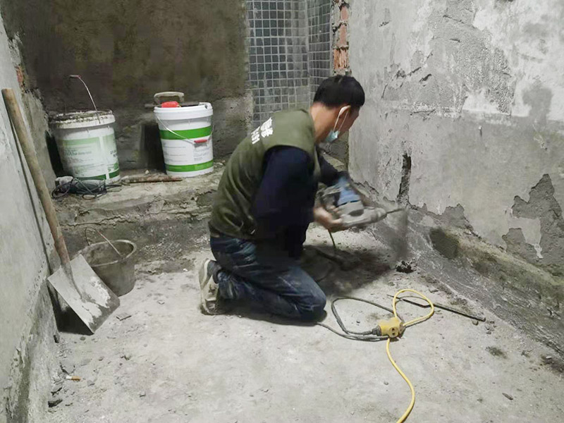 墻面線管打孔開槽：用切割機械及電錘將線槽開出。此過程要求工人對切割機使用熟練，才能嚴格按照線路裁切，還要細心謹慎，以防破壞其他墻面。設(shè)水管電線需要在墻面開槽，但是也要按照規(guī)范執(zhí)行，不然也會存在安全隱患。比如有的工人鋪設(shè)部分房間的電線時，直接在墻面橫向開槽，而且長度很大。一般在墻面橫向開槽的跨度不能太大，因為橫向開槽很容易導致墻面的抹灰層因重力而下沉，導致日后出現(xiàn)裂縫。