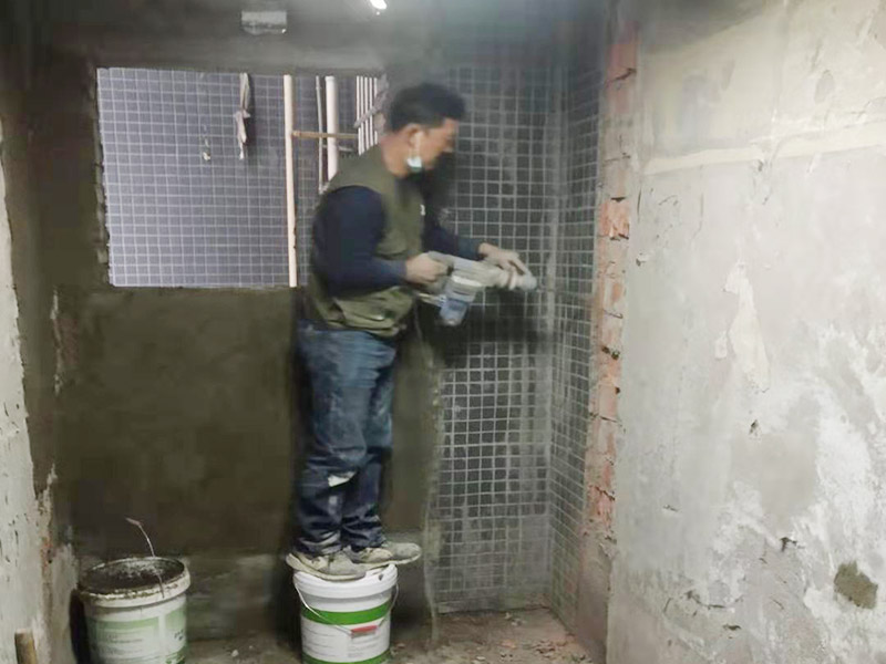 墻面線管打孔開槽：用切割機械及電錘將線槽開出。此過程要求工人對切割機使用熟練，才能嚴格按照線路裁切，還要細心謹慎，以防破壞其他墻面。設(shè)水管電線需要在墻面開槽，但是也要按照規(guī)范執(zhí)行，不然也會存在安全隱患。比如有的工人鋪設(shè)部分房間的電線時，直接在墻面橫向開槽，而且長度很大。一般在墻面橫向開槽的跨度不能太大，因為橫向開槽很容易導致墻面的抹灰層因重力而下沉，導致日后出現(xiàn)裂縫。