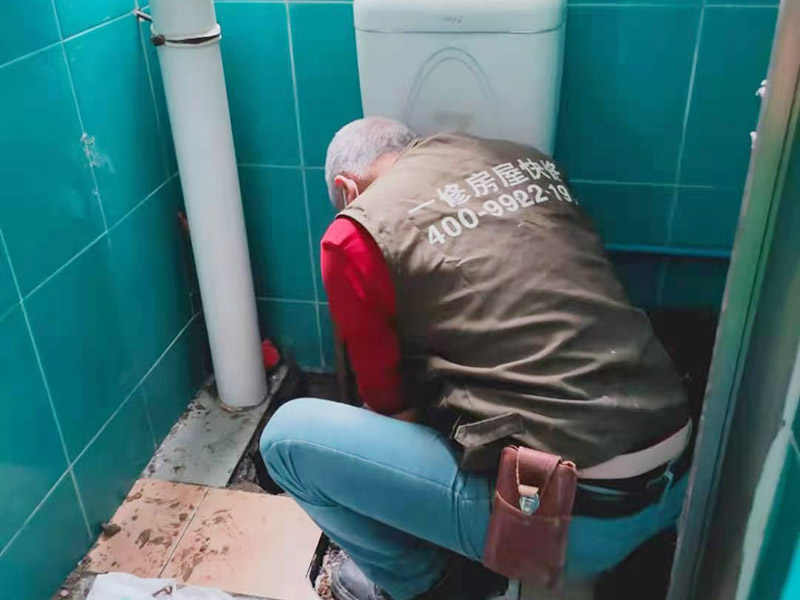 衛(wèi)生間蹲坑滲水維修：將表面的灰塵、油污、積水等處理干凈，并保持表面干燥； 如果瓷磚縫是用填縫劑填的，需要用刀劃出一個(gè)小槽； 在瓷磚面、瓷磚縫、墻縫、管根等水泥部位，噴滲透型防水劑，一定要噴涂均勻； 待防水劑9成干以后（大約2小時(shí)以后），用填縫膏填實(shí)所有瓷磚縫及破損和缺陷部位，管根周圍等薄弱環(huán)節(jié)用填縫膏涂刷加固； 地面與墻面連接處以及管根周圍用塑鋼泥做防水邊； 防水施工結(jié)束后，24小時(shí)內(nèi)施工部位不能淋水。