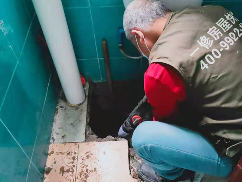 衛(wèi)生間蹲坑滲水維修：將表面的灰塵、油污、積水等處理干凈，并保持表面干燥； 如果瓷磚縫是用填縫劑填的，需要用刀劃出一個(gè)小槽； 在瓷磚面、瓷磚縫、墻縫、管根等水泥部位，噴滲透型防水劑，一定要噴涂均勻； 待防水劑9成干以后（大約2小時(shí)以后），用填縫膏填實(shí)所有瓷磚縫及破損和缺陷部位，管根周圍等薄弱環(huán)節(jié)用填縫膏涂刷加固； 地面與墻面連接處以及管根周圍用塑鋼泥做防水邊； 防水施工結(jié)束后，24小時(shí)內(nèi)施工部位不能淋水。