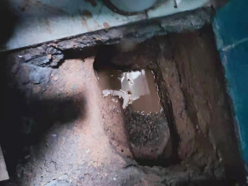 衛(wèi)生間蹲坑滲水維修：將表面的灰塵、油污、積水等處理干凈，并保持表面干燥； 如果瓷磚縫是用填縫劑填的，需要用刀劃出一個(gè)小槽； 在瓷磚面、瓷磚縫、墻縫、管根等水泥部位，噴滲透型防水劑，一定要噴涂均勻； 待防水劑9成干以后（大約2小時(shí)以后），用填縫膏填實(shí)所有瓷磚縫及破損和缺陷部位，管根周圍等薄弱環(huán)節(jié)用填縫膏涂刷加固； 地面與墻面連接處以及管根周圍用塑鋼泥做防水邊； 防水施工結(jié)束后，24小時(shí)內(nèi)施工部位不能淋水。