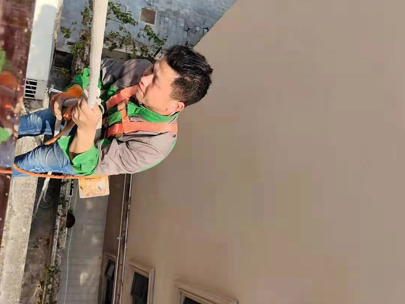 屋頂高空作業(yè)施工：凡在墜落高度基準(zhǔn)面2米以上（含2米）有可能墜落的高處進(jìn)行的作業(yè)，均稱為高空作業(yè)。本規(guī)程適用于電工.維修工及從事高空作業(yè)的員工。對(duì)于高度低于2米的作業(yè)平臺(tái)必須要有牢固的臨邊保護(hù)或扶手。高空作業(yè)人員應(yīng)牢固樹(shù)立安全意識(shí)，不得抱有任何僥幸心理。檢修作業(yè)時(shí)，登高用具首選升降平臺(tái)，如受場(chǎng)地或其它客觀因素限制時(shí)，可再考慮其它登高用具或攀登方法，但必須把安全因素放在第一位。