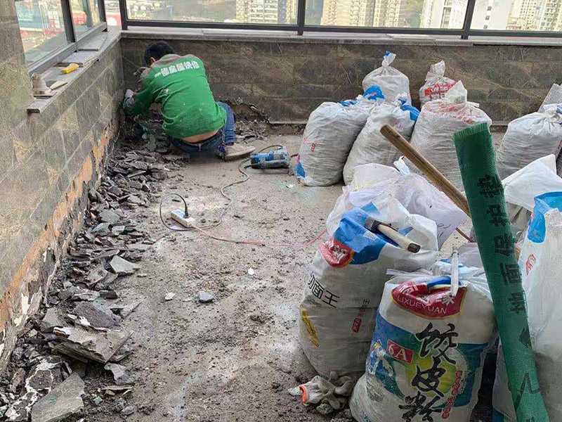 瓷磚拆除材料入場：先把地面上的東西全搬出去，然后戴上手套和防護眼鏡，用錘子把一塊瓷磚敲碎，再用扁的鑿子往里撬，一片一片慢慢鑿，這種方法費力費時。用小型的電鎬或瓷磚鏟除機就能輕輕松松完成任務。戴上手套和防護眼鏡，用小型的電鎬先從墻低的第一塊磚的邊緣開始鏟除，序次鏟除完整個墻面的瓷磚。