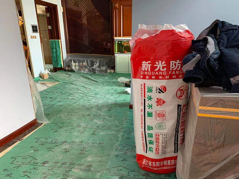 瓷磚拆除材料入場：先把地面上的東西全搬出去，然后戴上手套和防護眼鏡，用錘子把一塊瓷磚敲碎，再用扁的鑿子往里撬，一片一片慢慢鑿，這種方法費力費時。用小型的電鎬或瓷磚鏟除機就能輕輕松松完成任務。戴上手套和防護眼鏡，用小型的電鎬先從墻低的第一塊磚的邊緣開始鏟除，序次鏟除完整個墻面的瓷磚。