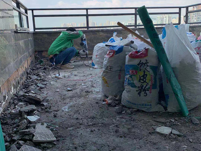 頂面瓷磚拆除建渣裝袋：漏水有可能是地面的防水有斷裂，可以把地面的磚縫用防水涂料重新涂一下。如果已經(jīng)影響到樓下了，這樣處理的效果可能不會太好，因?yàn)閿嗔训牟皇谴纱u而是防水層，而水在瓷磚下面是流動的，所以光堵一兩個(gè)磚縫肯定還會漏水。 最好的方法是將原來的瓷磚和防水層都拆除掉，重新做防水層，重新鋪磚。可以將地面和墻面的防水全部拆除，整體翻新；也可以把地面的拆除，墻面只拆除從地面往上的兩片磚，在墻面兩片磚以下的部分做防水。