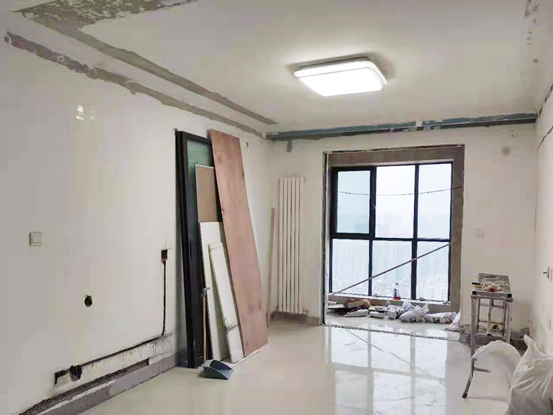 二手房局部改造：主體拆改是最先上的一個項目，主要包括拆墻、砌墻、鏟墻皮、拆暖氣、換塑鋼窗等等。拆改完的垃圾，要及時清理出去，保證室內(nèi)的清潔，也是為了方便施工。二手房裝修流程中此時應(yīng)該把成品門定下來了，這時最好把櫥柜、煙機、灶具、熱水器逛透，并可以確定下來。水電改造前，櫥柜設(shè)計師應(yīng)上門進行第一次測量，幫你確定好電源、水路的改造方案。 一般都是經(jīng)過找平、打磨、滾刷的流程，效果好不好，絕對依靠你家油工的手藝。通過不少的二手房裝修日記提醒大家，如果墻壁要刷顏色，調(diào)色一定要注意，調(diào)出的顏色要比色卡淺，千萬不能同于色卡或比它深，否則你會后悔不已。因為刷墻時至少兩遍面漆，有些還要三遍，上墻的顏色會一層比一層深的。