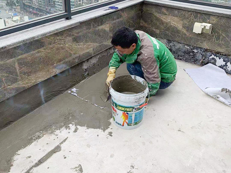 屋頂墻地面防水：基層表面應(yīng)平整，無(wú)尖銳棱角，無(wú)疏松、起砂、空鼓和大0.5mm的裂縫（用堵漏王填平后再施工）等；高的部位剔平整，必要部位用水泥砂漿或瓷磚膠進(jìn)行找平處理；基層保持一定的干燥、無(wú)明水、無(wú)油污；下水管口用防水膠帶進(jìn)行封口處理；清掃基層表面浮塵，浮灰，最后用吸塵器徹底清理干凈；墻地交接部位為直角，涂刷時(shí)極容易出現(xiàn)厚涂的情況，建議在墻地交接部位先用堵漏王做抹弧處理，以達(dá)到緩沖作用；涂刷之前，若基層較干燥，需在基層灑水潤(rùn)濕，以確保涂膜附著強(qiáng)度；第一層防水涂料表面都固化后進(jìn)行附加層施工，在涂層上鋪貼防水網(wǎng)格布；不要出現(xiàn)褶皺不平整的情況；