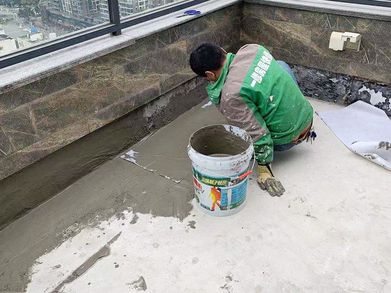 屋頂墻地面防水：基層表面應(yīng)平整，無(wú)尖銳棱角，無(wú)疏松、起砂、空鼓和大0.5mm的裂縫（用堵漏王填平后再施工）等；高的部位剔平整，必要部位用水泥砂漿或瓷磚膠進(jìn)行找平處理；基層保持一定的干燥、無(wú)明水、無(wú)油污；下水管口用防水膠帶進(jìn)行封口處理；清掃基層表面浮塵，浮灰，最后用吸塵器徹底清理干凈；墻地交接部位為直角，涂刷時(shí)極容易出現(xiàn)厚涂的情況，建議在墻地交接部位先用堵漏王做抹弧處理，以達(dá)到緩沖作用；涂刷之前，若基層較干燥，需在基層灑水潤(rùn)濕，以確保涂膜附著強(qiáng)度；第一層防水涂料表面都固化后進(jìn)行附加層施工，在涂層上鋪貼防水網(wǎng)格布；不要出現(xiàn)褶皺不平整的情況；