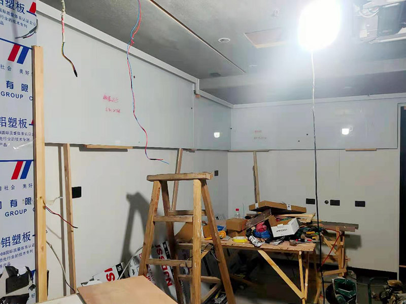 門店局部改造裝修：店鋪內(nèi)是要擺放各種商品的，因此店鋪的內(nèi)部一定要合理的布局，專業(yè)的設(shè)計師都知道要進(jìn)行合理的內(nèi)部設(shè)計，最好是設(shè)計成柜臺或者是墻掛，這樣就可以令商品整齊有序的展示出來，讓消費者更好的挑選商品，提高銷售業(yè)績 店鋪裝修中的燈光設(shè)計是必不可少的，要保證燈光的數(shù)量恰到好處，節(jié)約用電的同時保證照明效果。