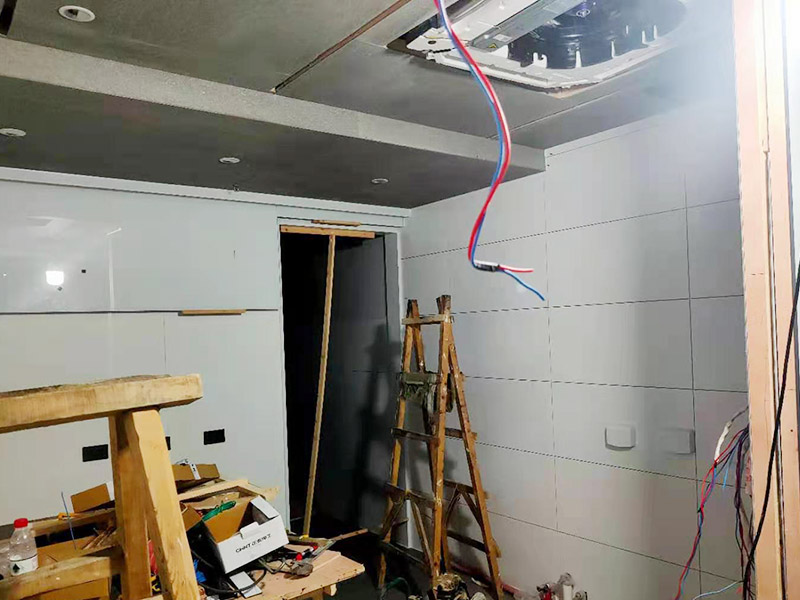 門店局部改造裝修：店鋪內(nèi)是要擺放各種商品的，因此店鋪的內(nèi)部一定要合理的布局，專業(yè)的設(shè)計師都知道要進(jìn)行合理的內(nèi)部設(shè)計，最好是設(shè)計成柜臺或者是墻掛，這樣就可以令商品整齊有序的展示出來，讓消費者更好的挑選商品，提高銷售業(yè)績 店鋪裝修中的燈光設(shè)計是必不可少的，要保證燈光的數(shù)量恰到好處，節(jié)約用電的同時保證照明效果。